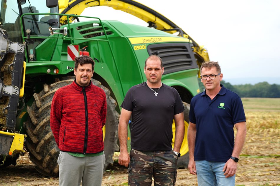 Agronom podniku Antonín Machura, obsluha řezačka pan Martin Skurka, Martin Tvrdý vedoucí servisního střediska Strom Praha a.s. Nový Jičín