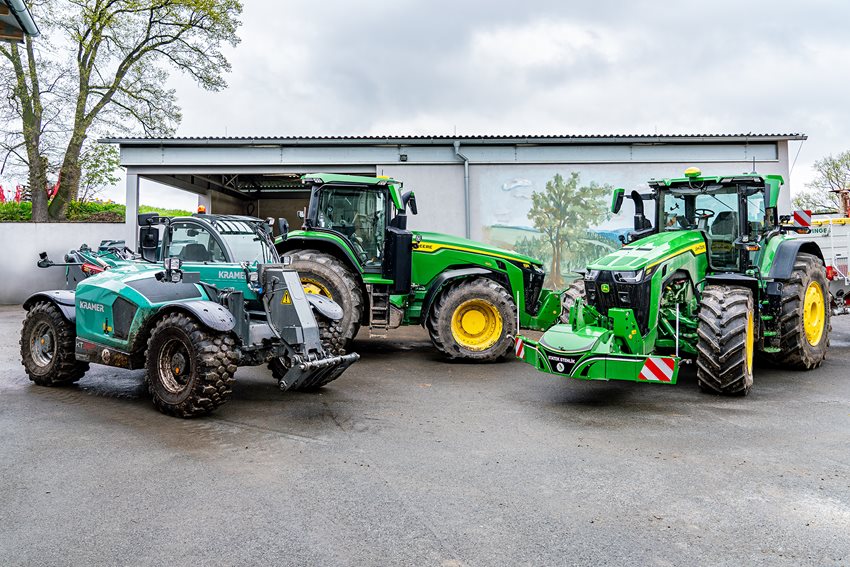 ​Novější z dvojice traktorů John Deere 8R 410 pracuje se secím strojem s rotačními branami