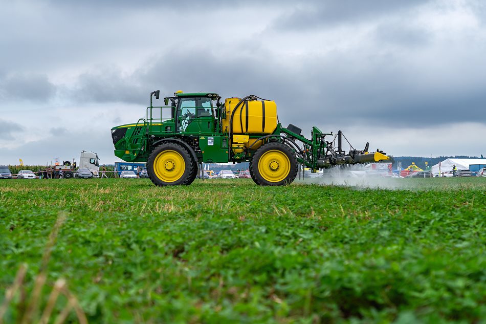 ​Během ukázek aplikační techniky nechybělo představení samochodného postřikovače John Deere R4150i s karbonovými rameny