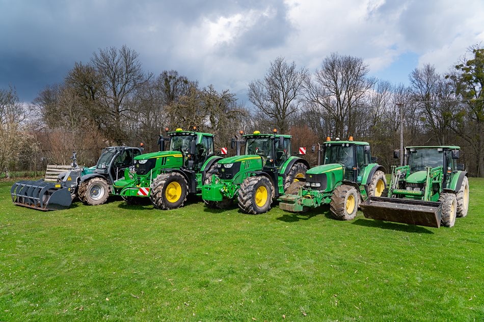 ​Flotila traktorů John Deere a manipulátor Kramer na rodinné farmě Římalových