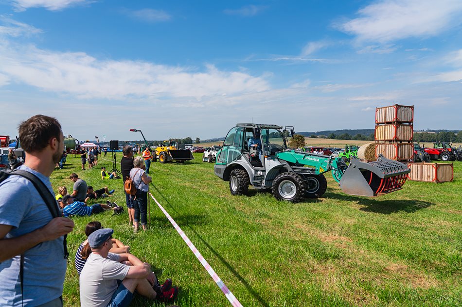 ​Nakladač Kramer KL 30.8T předvedl během aktivních ukázek výhody neděleného rámu