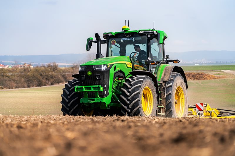 Traktor John Deere 8R 340 s převodovkou e23 využívají jak pro polní práce, tak i pro dopravu