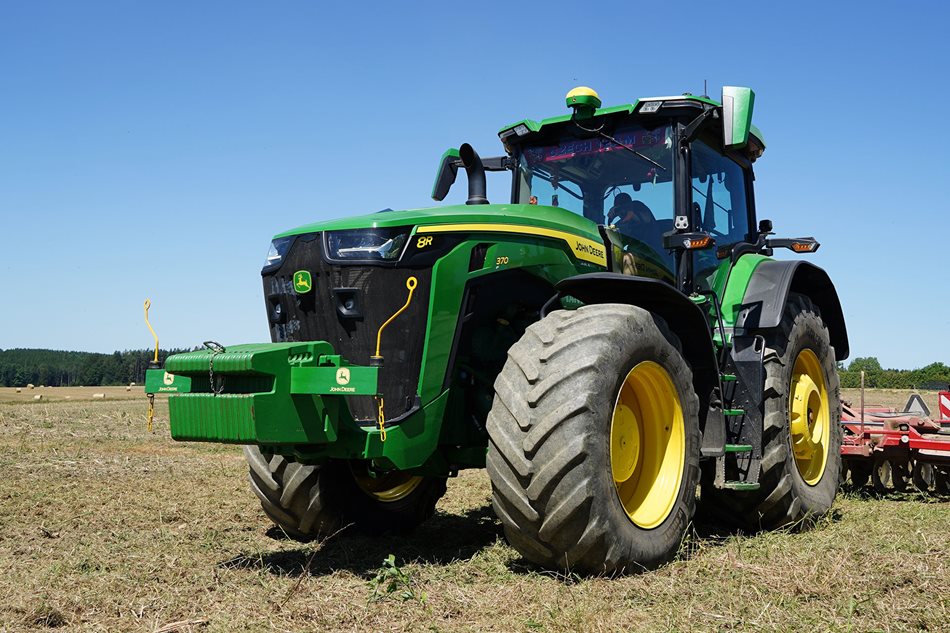 Nejnovější stroj v AGRO Pertoltice je traktor John Deere 8R 370, balíček Premium má každý nový stroj ve výbavě s předplatným na 24 měsíců. Poté jej lze prodloužit.