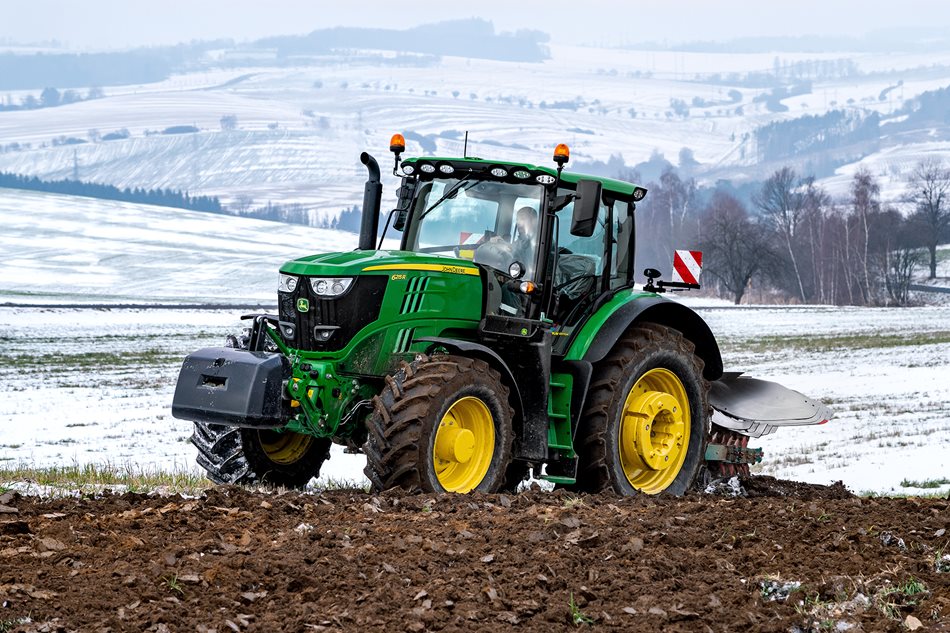 John-Deere-6215R-Agra-Brtnice_DSC2775.jpg