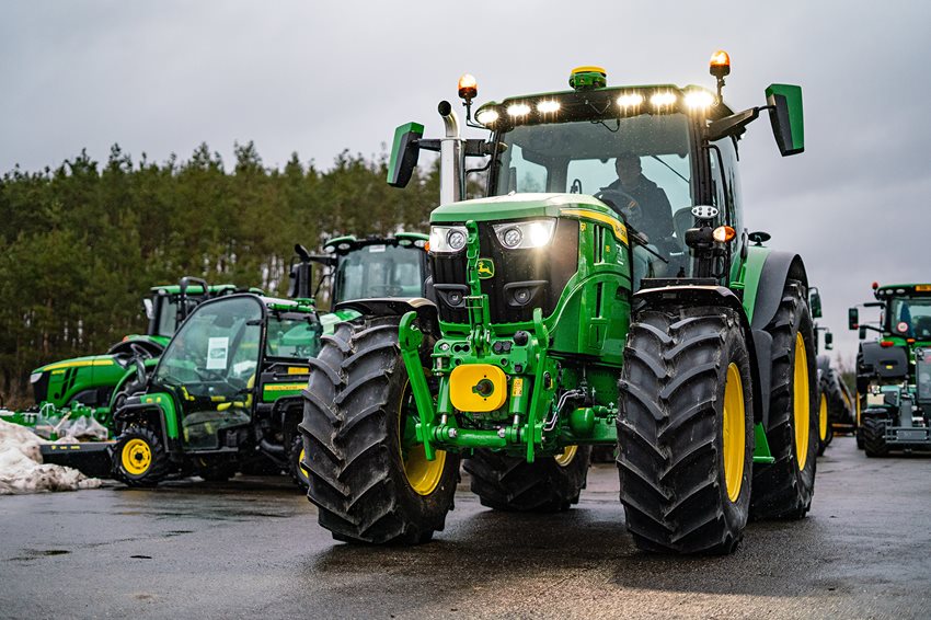 Traktor 6R 155 je lehký, malý, obratný a do budoucna jej mají Kovačevičovi v plánu využít i s čelním nakladačem