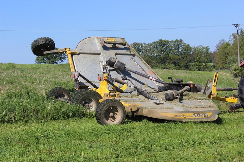 Plošný mulčovač BEDNAR Mulcher MZ 6000 o záběru 6 m pracuje v Zemědělské společnosti Skalsko s. r. o., od podzimu 2023